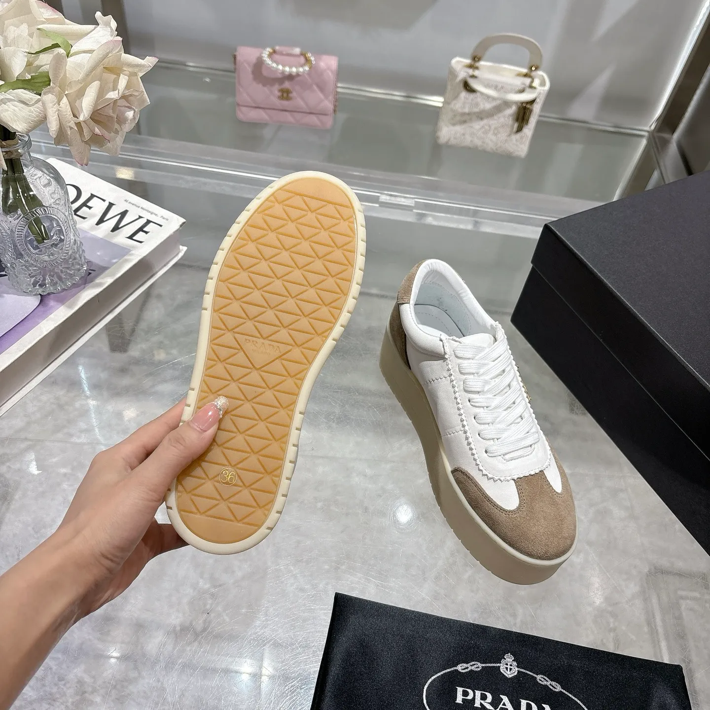 👟👟Ex-factory price 540👟👟 Prada 25 new thick-soled casual sneakers. This sneaker continues the timeless silhouette and is a new classic item. Crafted from leather to enhance style. The style is light, with a triangle buckle logo and a 5CM thick sole. It is suitable for all seasons and can be matched with all kinds of casual styles. In an era where various styles are full of attention, the most long-term companion and the one that captures people's hearts bit by bit is undoubtedly the white shoe. Fabric: Cowhide Lining: Sheepskin Outsole: Original TPU two-color outsole Sole thickness: 5CM Size female 35-40